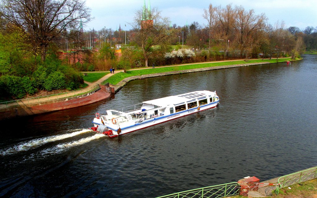 Die MS TRAVE QUEEN der Reederei Gabriel auf seiner Rundtour um Lbeck, hier in der Kanaltrave... Aufgenommen: 15.4.2012