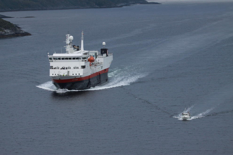 Die M/S  Versterlen  nhert sich auf nordgehenden Kurs dem Hafen von Rrvik; 24.06.2013