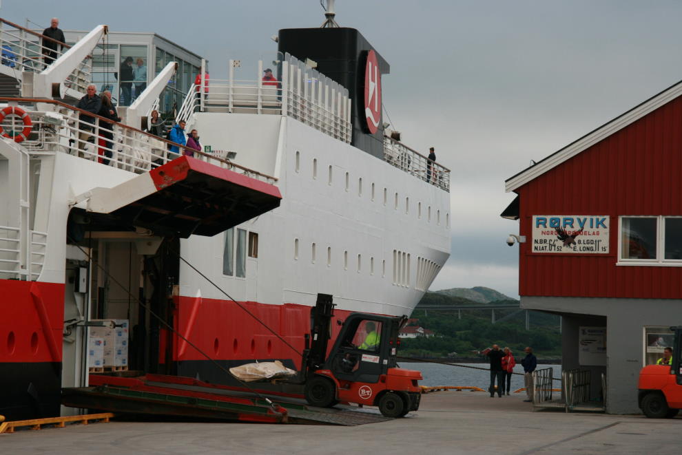 Die M/S  Vesterlen  wird in Rrvik beladen; 24.06.2013