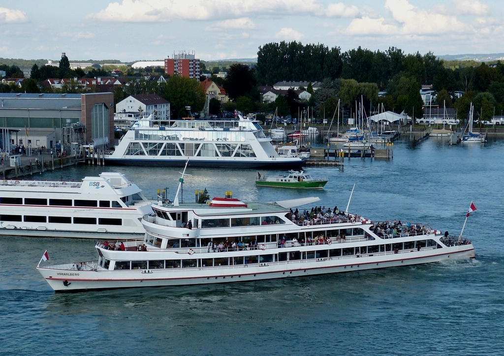 Die MS  Vorarlberg  verlsst am 15.09.2012 ihren Anlegeplatz im Hafen von Friedrichshafen, aufgenommen vom Panoramaturm in der Hafeneinfahrt.
