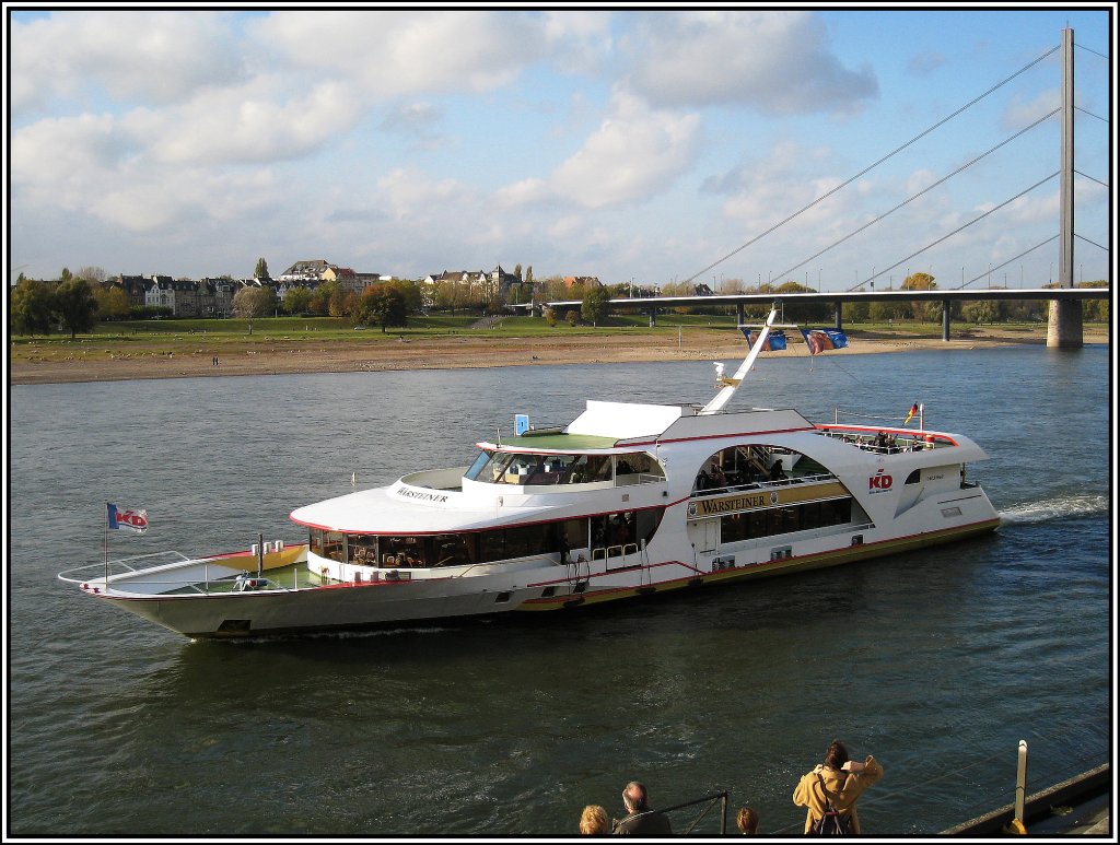 Die MS  Warsteiner  der Kln-Dsseldorfer, aufgenommen am 25.10.2009 von der Dsseldorfer Rheinpromenade aus. Nachtrag 10.08.2010: Wie ich erfahren habe hat die KD die MS Warsteiner lediglich langfristig gechartert. Das Schiff ist im Besitz der Personenschifffahrt Drbaum GbR aus Hameln, weshalb das Schiff auch noch unter deutscher Flagge fhrt. Die KD-eigenen Schiffe fahren ja seit kurzem unter der Flagge von Malta. 