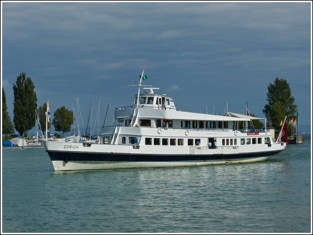 Die MS  Zrich  der Schweizerischen Bodensee Schifffahrtgesellschaft bei der Ankunft im Hafen von Romanshorn am 15.09.2012.  Schiffsdaten: Bj 1933 wurde 1960 und 1989 umgebaut; 2 Motoren mit je 200PS; kann 500 Personen befrdern; L 49m; B 9,14m; die Manschaft besteht aus 3 Personen.