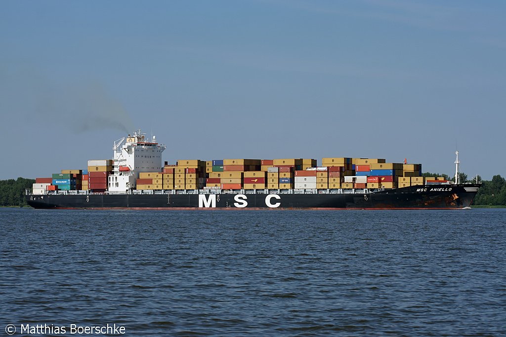 Die MSC Aniello auf der Elbe bei Abbenfleth am 25.07.06.