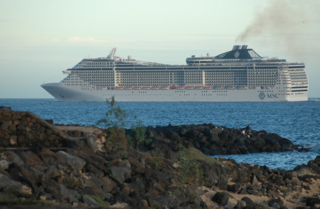 Die MSC Fantasia passiert die Insel Lanzarote, Richtung Malaga am 17.12.2009.