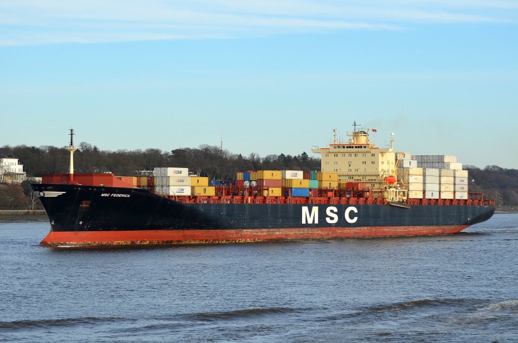 Die MSC Federica IMO-Nummer:8715869 Flagge:Panama Lnge:294.0m Breite:32.0m Baujahr:1990 Bauwerft:Odense Steel Shipyard,Odense Dnemark passiert auslaufend aus Hamburg am 14.01.12 den Rschpark Finkenwerder.