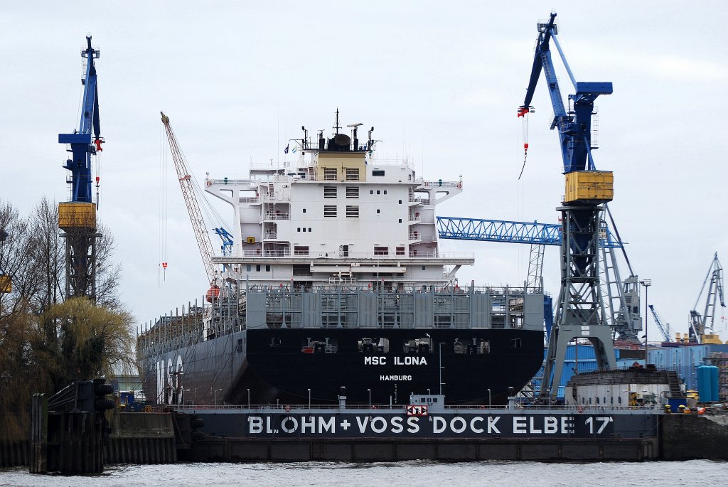 Die MSC Ilona IMO-Nummer:9225641 Flagge:Deutschland Lnge:300.0m Breite:40.0m Baujahr:2001 Bauwerft:Daewoo Shipbuilding&Marine Engineering,Geoje Sdkorea im Dock Elbe 17 von Blohm&Voss in Hamburg am 25.03.11