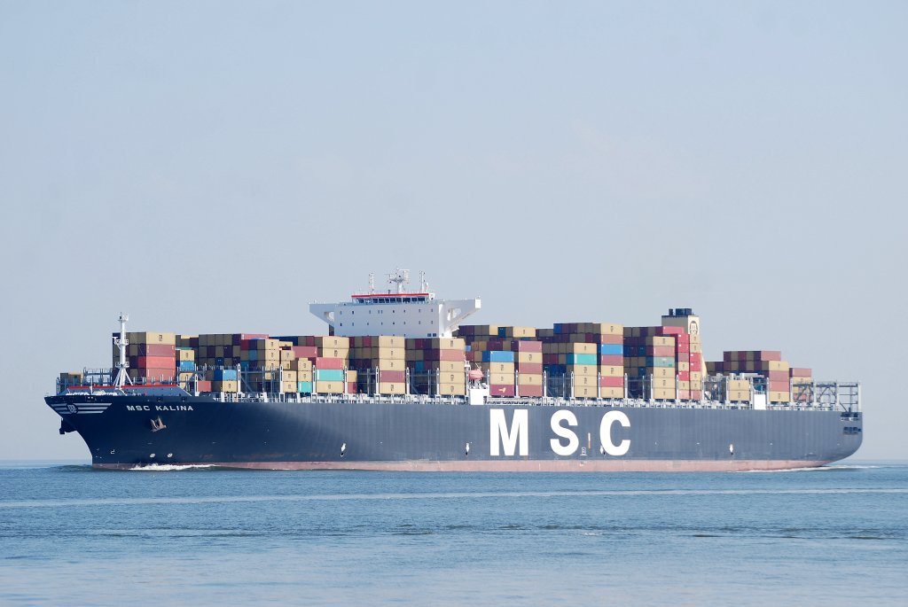 Die MSC Kalina IMO-Nummer:9399026 Flagge:Panama Lnge:366.0m Breite:51.0m Baujahr:2009 Bauwerft:Samsung Heavy Industries,Geoje Sdkorea aufgenommen vor der Alten Liebe Cuxhaven am 25.09.11