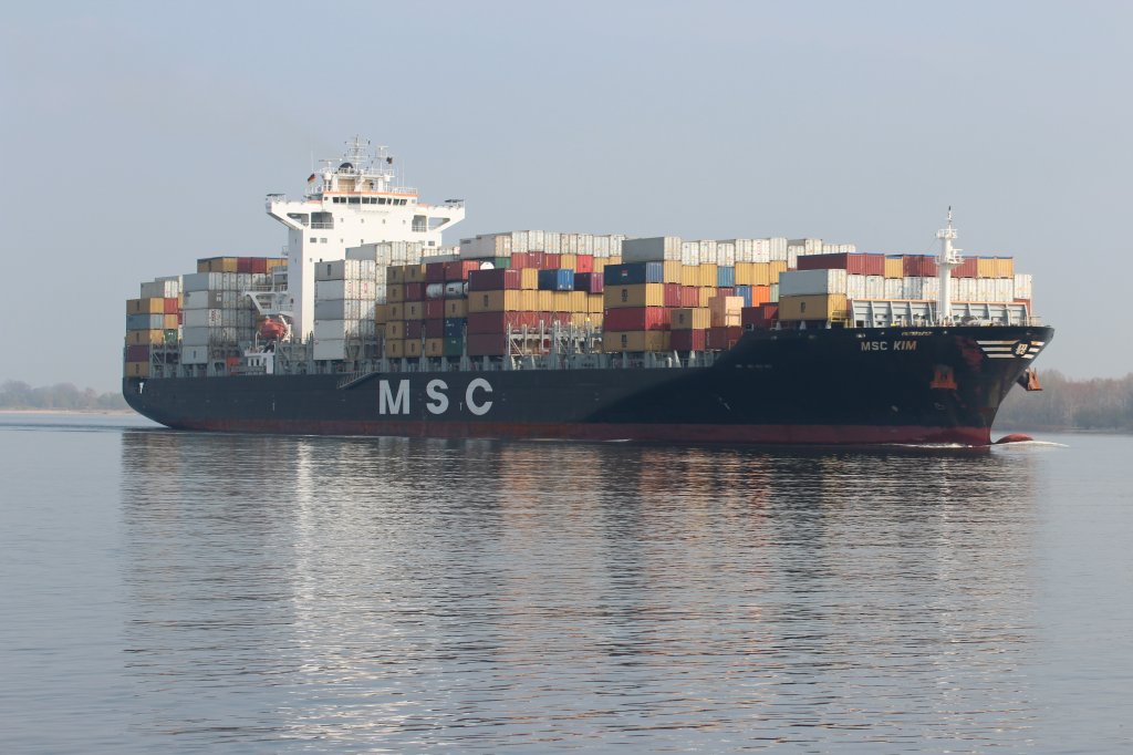 Die MSC KIM beim auslaufen aus den Hafen von Hamburg vorbei an Wedel. 25.04.2013