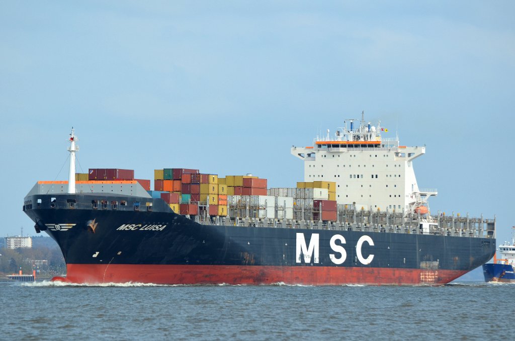 Die MSC Luisa IMO-Nummer:9225677 Flagge:Panama Lnge:300.0m Breite:40.0m Baujahr:2002 Bauwerft:Daewoo Shipbuilding&Marine Engineering,Geoje Sdkorea sie hat Stellpltze fr 6750 TEU aufgenommen in Lhe am 15.04.12