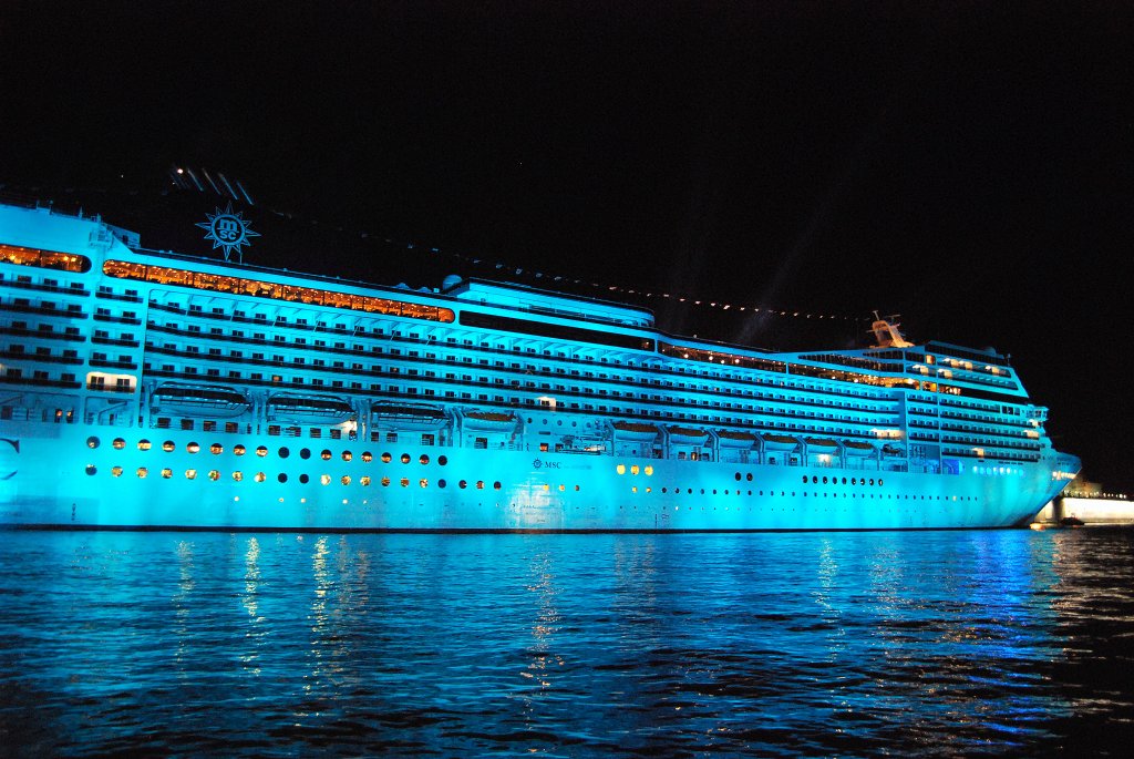 Die MSC Magnifica im blauen Laserlicht vor ihrer Taufe an den Hamburger Landungsbrcken am 06.03.10