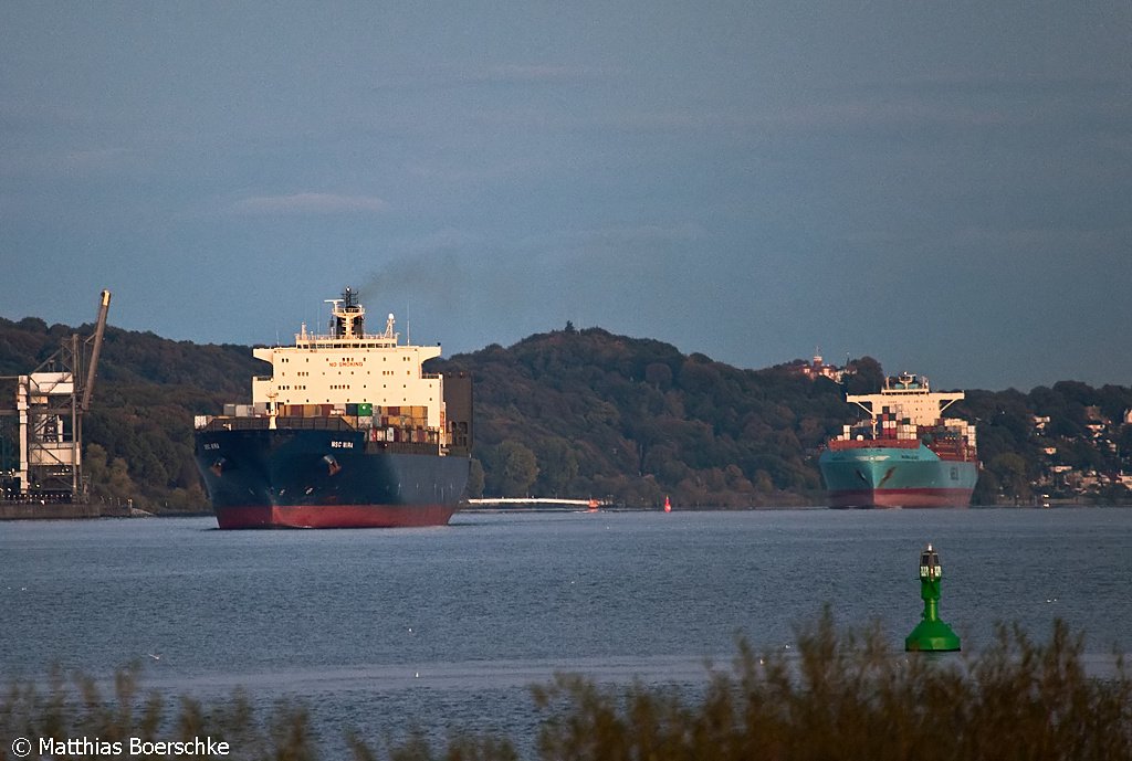 Die MSC Mira und die Maersk Algol bei Wedel (H) auf der Elbe am 18.10.09.