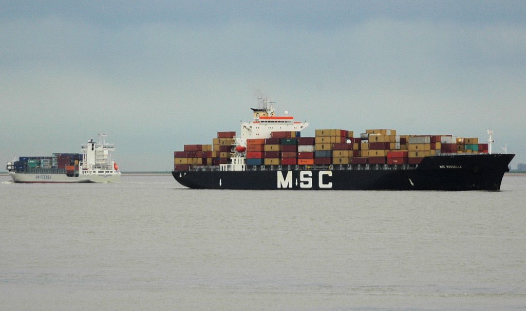 Die MSC Rossella (IMO: 9065443) auslaufend von Hamburg in Hhe Brunsbttel fotografiert am 3.4.2011. Es hat eine Lnge von 243m und eine Breite von 32m, hrt auf Rufzeichen 3FAS8 und fhrt unter der Flagge Panama.