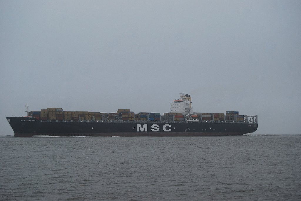 Die MSC Soraya IMO-Nummer:9372494 Flagge:Panama Lnge:277.0m Breite:40.0m Baujahr:2008 Bauwerft:Samsung Shipbuilding&Heavy Industries,Seoul Sdkorea passiert die Alte Liebe Cuxhaven am 08.12.10