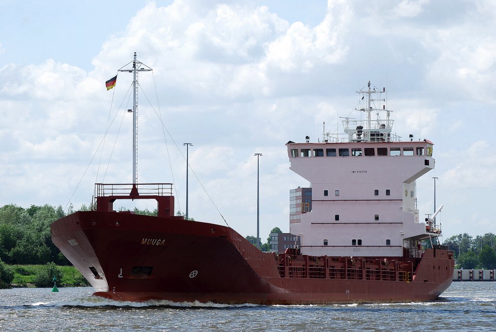 Die Muuga IMO-Nummer:9103738 Flagge:Isle Of Man Lnge:91.0m Breite:16.0m Baujahr:1995 Bauwerft:Bijlholt Shipbuilding,Foxhol Niederlande bei Rendsburg auf dem Nord-Ostsee-Kanal am 09.06.11 