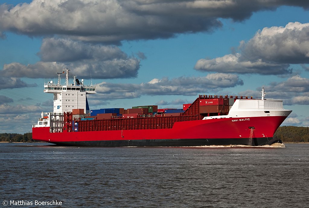 Die Navi Baltic am 18.10.09 auf der Elbe bei Lhe-Sand.