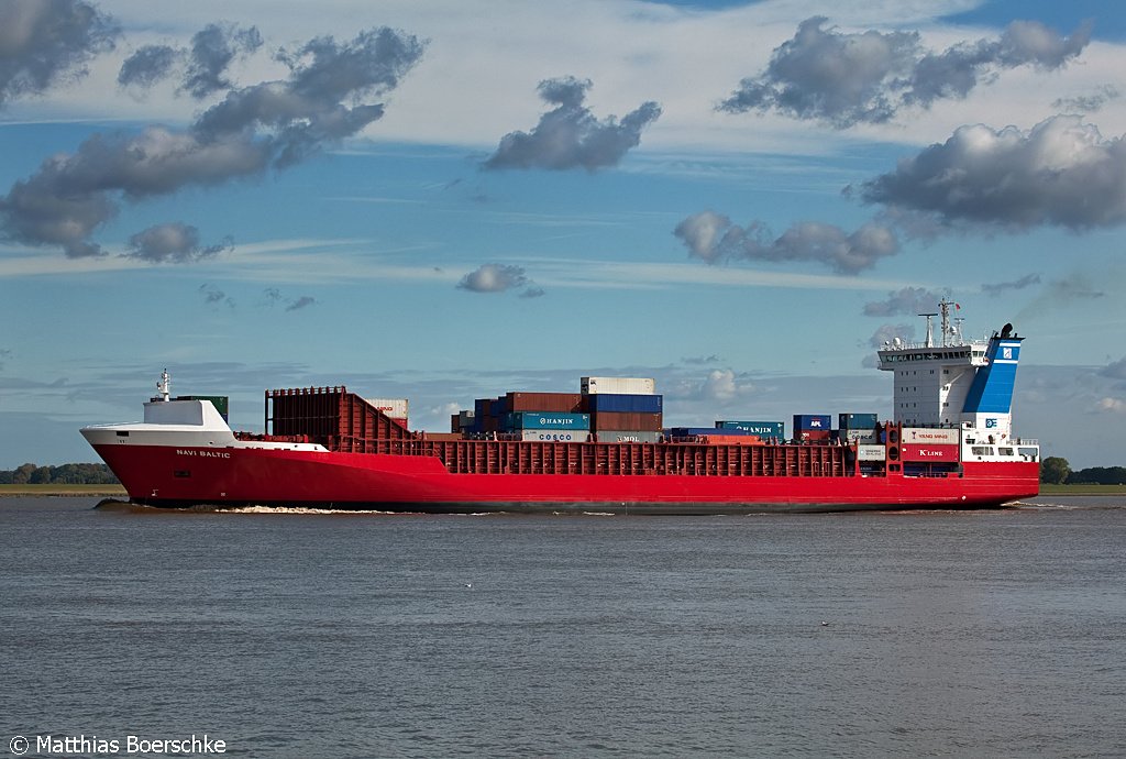 Die Navi Baltic auf der Elbe bei Grnendeich am 30.09.09.