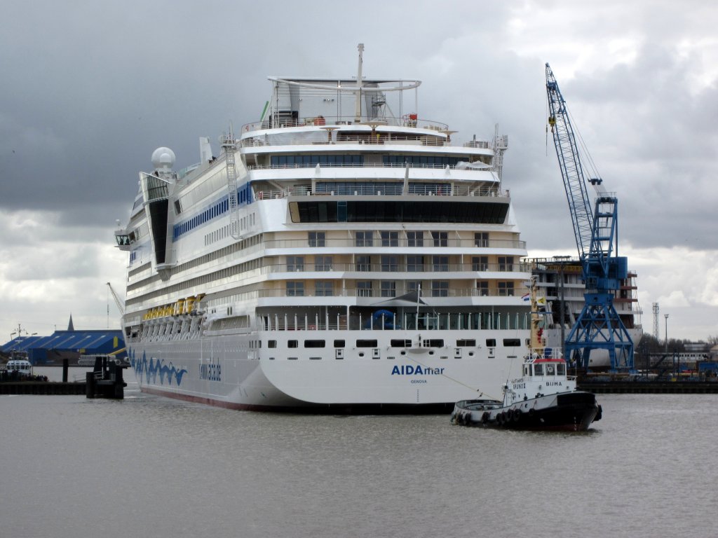 Die neue  AIDAmar  wurde am 01.04.2012 aus dem Baudock gezogen und kommt nun langsam in den Werfthafen der Papenburger Meyer Werft.