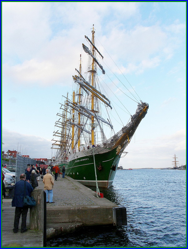 Die neue ALEXANDER VON HUMBOLDT II IMO 9618446, kam heute zusammen mit der russ. MIR zu einer Stppvisite in den Travemnder Hafen...  Aufgenommen: 15.09.2012