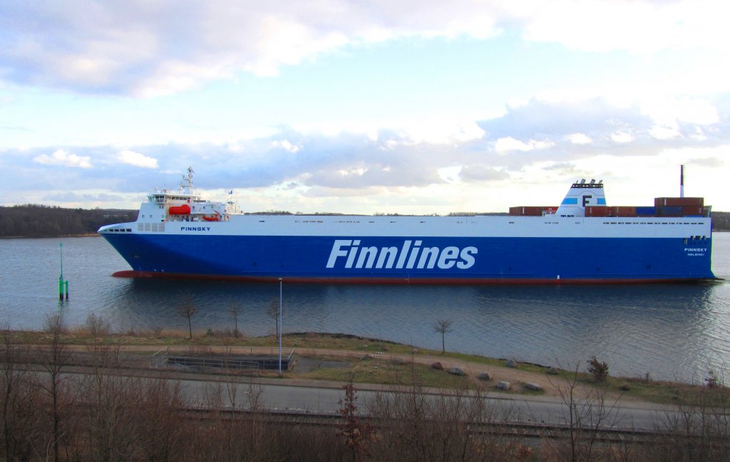 Die neue FINNSKY, IMO 9468906, im Gegenlicht bei der ersten Ausreise vom Lbecker Nordlandkai nach Kotka in Finnland, hier auf der Trave seewrts Hhe Herrenwyk...
Aufgenommen: 19.03.2012 , 16:57:15 Uhr