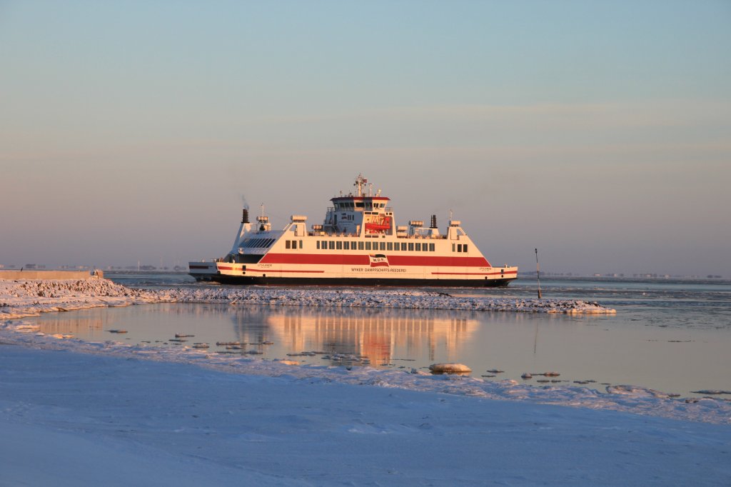 Die neue MS Uthlande der W.D.R., hier aufgenommen in Wyk auf Fhr am 26.12.2010