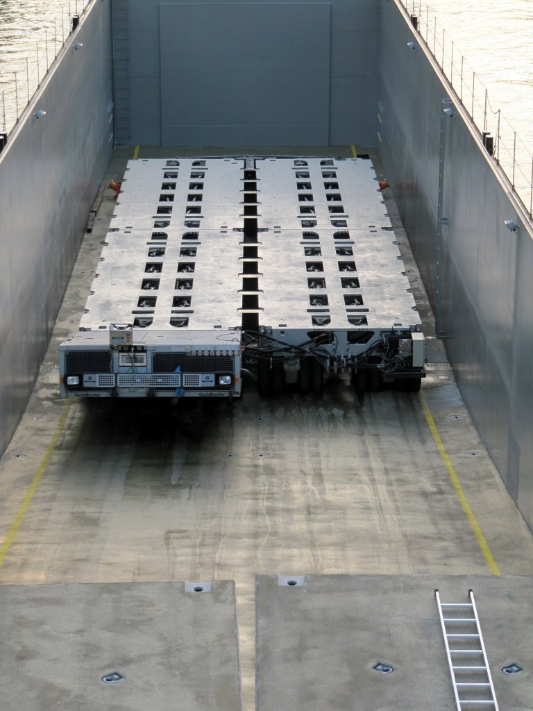 Die neuen Transport-Fahrgestelle für die Siemens-Gasturbinen im Laderaum des GSL Ursus (0481044). 10.09.2012