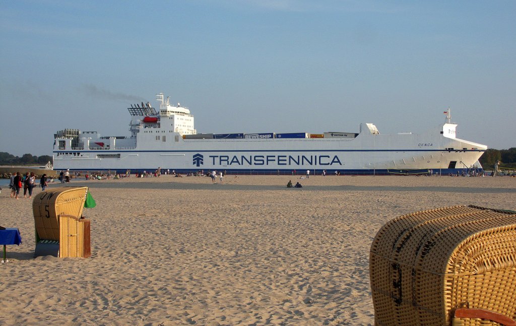 Die niederlndische GENCA luft in die Trave in Lbeck-Travemnde ein. Der Kurs geht nach Lbeck-Siems zum Seelandkai...Aufgenommen am 25.9.2011