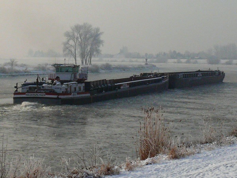 Die NIEDERSACHSEN schiebt HANNOVER2 auf der Eisgang fhrenden Elbe unterhalb Geesthacht in Richtung Hamburg; 07.01.2010
