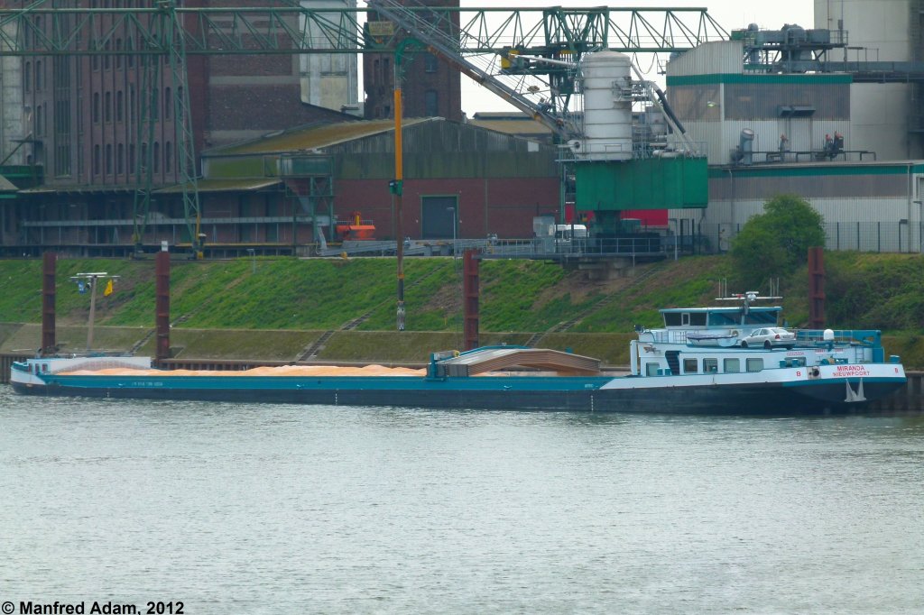 Die in Nieuwpoort/Belgien gemeldete Miranda (ENI 02325334) lscht am 17.04.2012 im Krefelder Rheinhafen Getreide.
Daten der Miranda: Lnge: 109,85 m; Breite: 11,45 m; Tiefgang: 3.45 m; Tonnage: 2989 t; Leistung: 1119 kW; Baujahr: 2001.