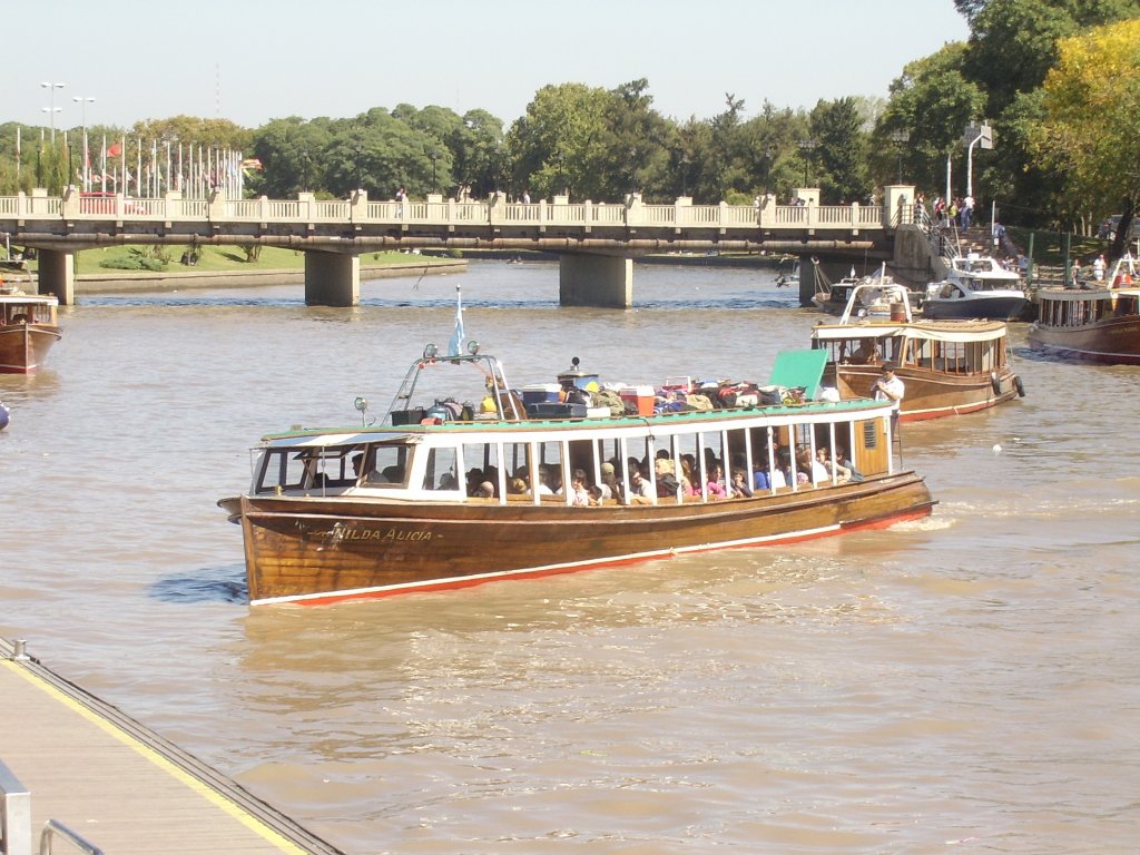 Die Nilda Alicia, eine der vielen Lanchas in der  Estacion Fluvial  in Tigre Argentinien. Vollgeladen mit Tagestouristen mit Gepck. 8.4.2012