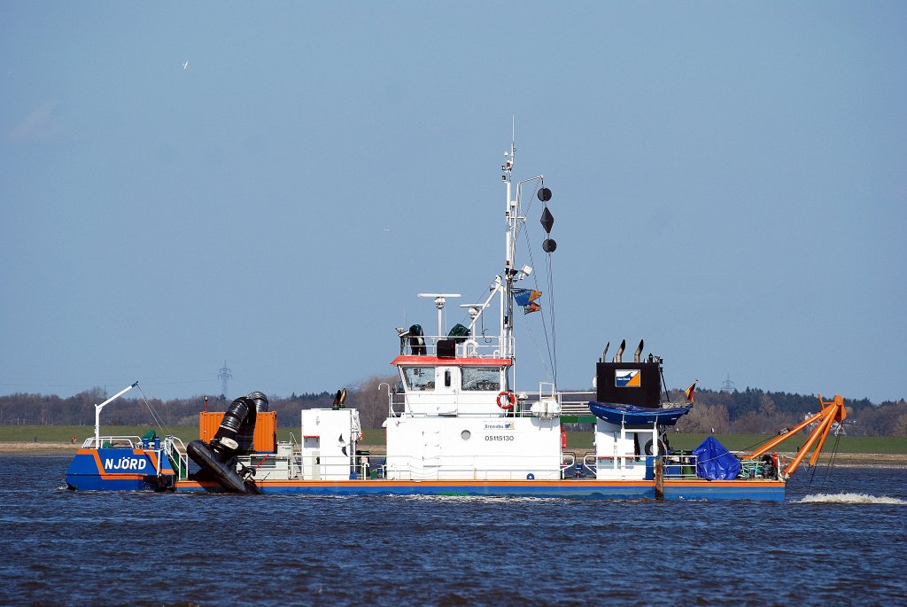 Die Njrd Flagge:Deutschland Lnge:35.0m Breite:12.0m auf der Elbe bei Lhe am 17.04.10