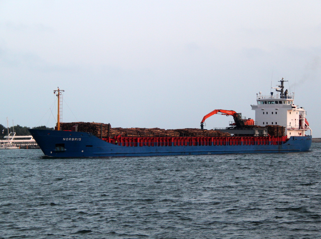 Die Norbris brachte frisches Holz nach Mecklenburg-Vorpommern Ziel der Reise war der Rostocker Fracht und Fischereihafen am Morgen des 13.07.2013 kam sie um 05:22 Uhr in Warnemnde an