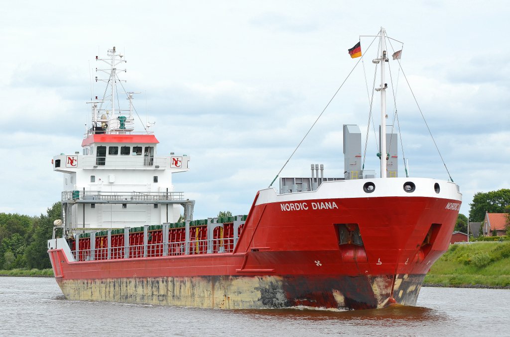 Die Nordic Diana ex Doggersbank IMO-Nummer:9116010 Flagge:Niederlande Lnge:90.0m Breite:14.0m Baujahr:1996 Bauwerft:De Hoop Foxhol,Hoogezand Niederlande an der Eisenbahnhochbrcke Rendsburg auf dem Nord-Ostsee-Kanal am 03.06.12