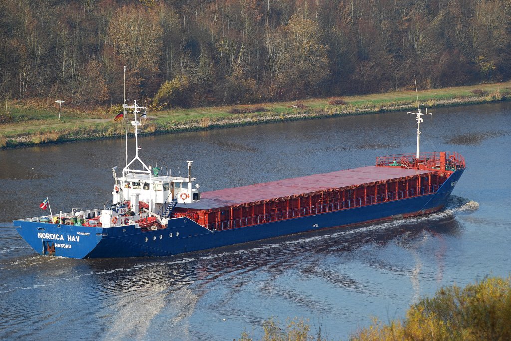 Die Nordica HAV IMO-Nummer:8209717 Flagge:Bahamas Lnge:82.0m Breite:11.0m Baujahr:1982 Bauwerft:Peters Schiffswerft,Wewelsfleth Deutschland aufgenommen auf dem Nord-Ostsee-Kanal an der Grnentaler Hochbrcke am 12.11.11