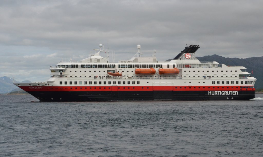 Die ,,Nordkapp‘‘ ein Hurtigrutenschiff. Hat den Hafen von Sandnessjen am 03.07.2012 verlassen.