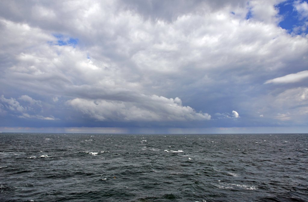 Die Nordsee im Juli 2009 vor Helgoland. Aufnahme von Bord der MS  Helgoland  bei bewegter See mit der D90 VR 16/85.