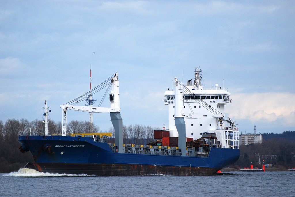 Die Normed Antwerpen IMO-Nummer:9351361 Flagge:Antigua und Barbuda Lnge:128.0m Breite:18.0m Baujahr:2008 Bauwerft:YS Heavy Industries,Yosu Sdkorea aufgenommen am 19.03.11 auf Elbe in Lhe.