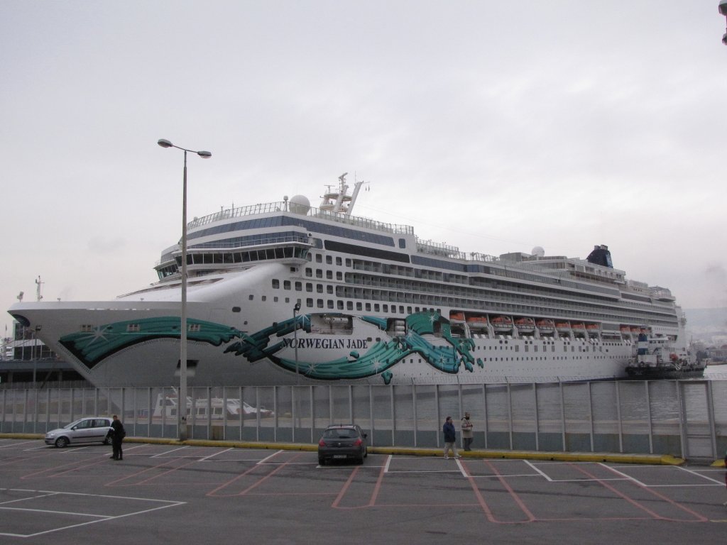 Die Norwegian Jade hat bei Ihrer Mittelmeerkreuzfahrt im Hafen von Pirus halt gemacht.