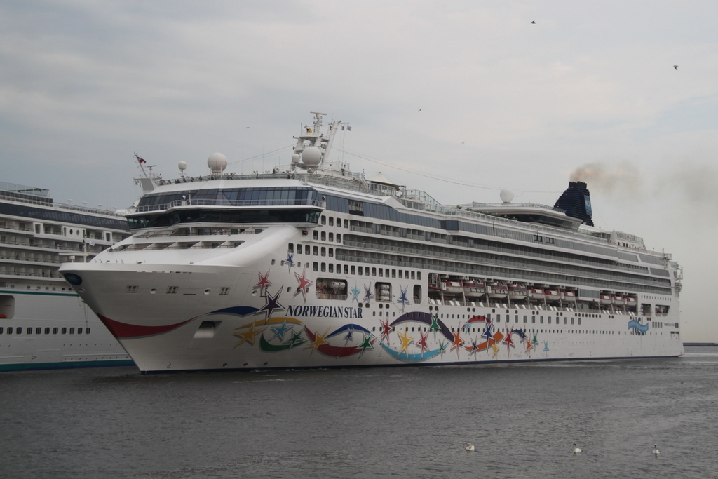 Die Norwegian Star auf ihrem Weg von Kopenhagen mach Tallin beim einlaufen um 07.25 Uhr in Warnemnde.28.07.2013