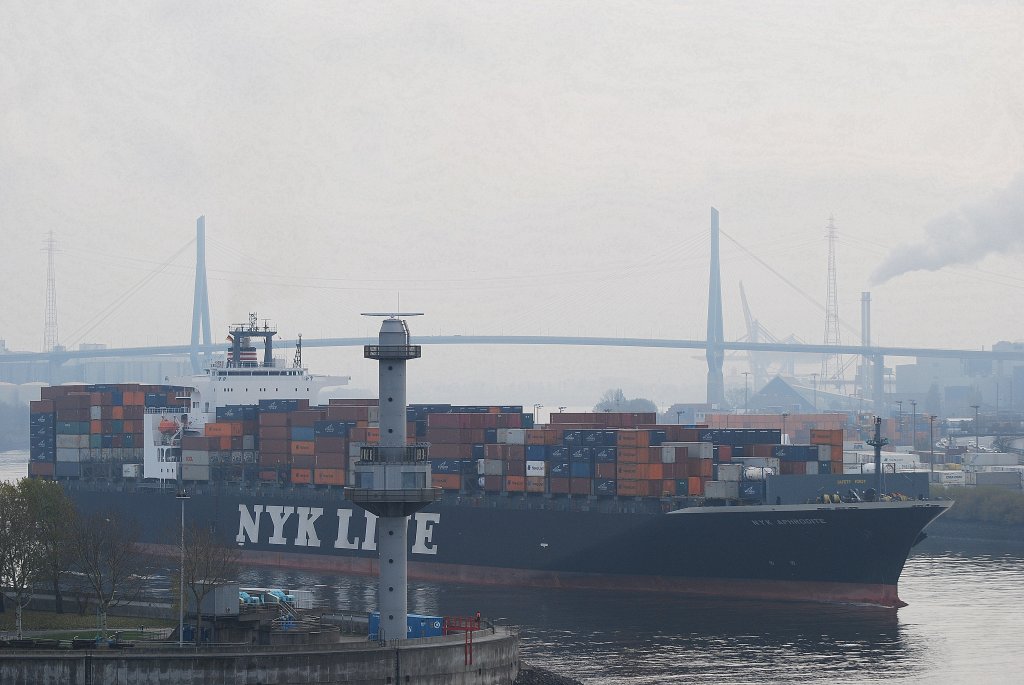 Die NYK Aphrodite IMO-Nummer:9247754 Flagge:Panama Lnge:299.0m Breite:40.0m Baujahr:2003 Bauwerft:IHI,Kure Japan Stellpltze fr 6214 TEU beim auslaufen aus dem Hamburger Hafen aufgenommen vom Dockland Gebude am 08.11.09