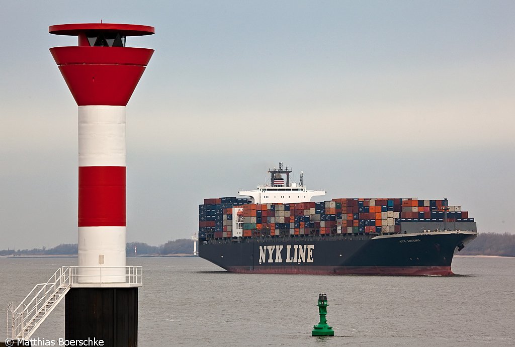 Die NYK Artemis auf der Elbe bei Stader-Sand am 05.12.09.