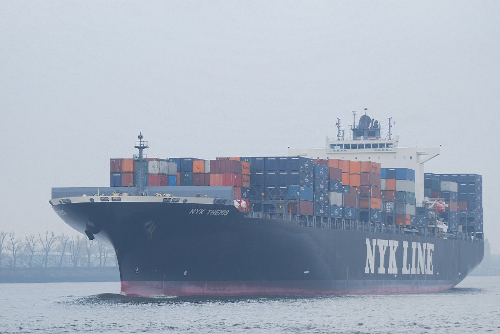Die NYK Themis IMO-Nummer:9356696 Flagge:Panama Lnge:304.0m Breite:40.0m erreicht am 21.11.09 den Hamburger Hafen.