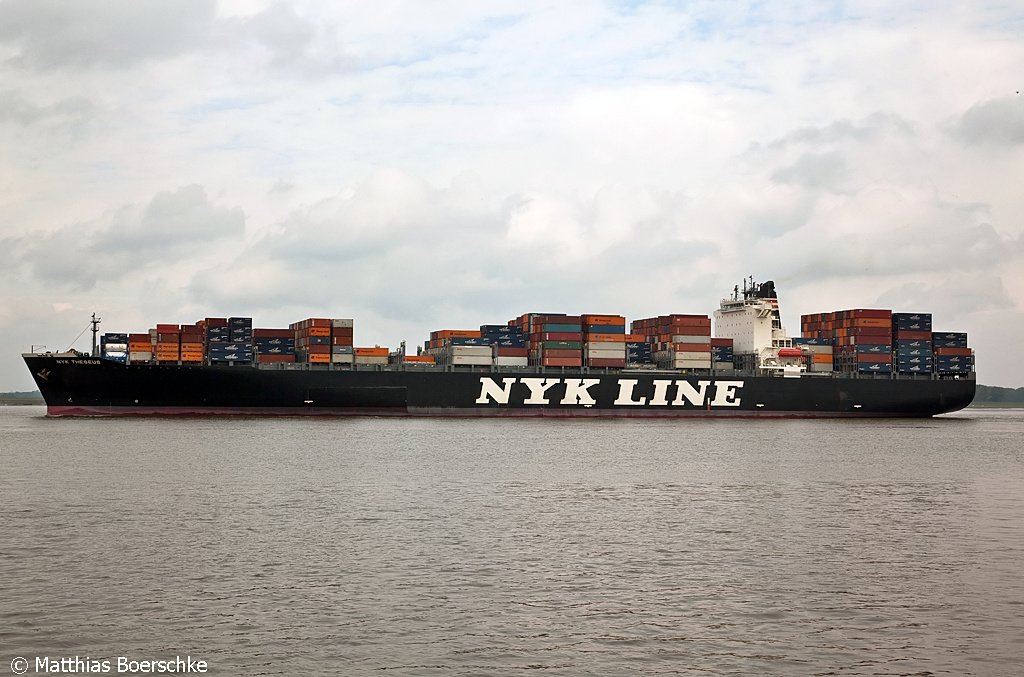 Die NYK Theseus auf der Elbe bei Grnendeich am 11.10.09.