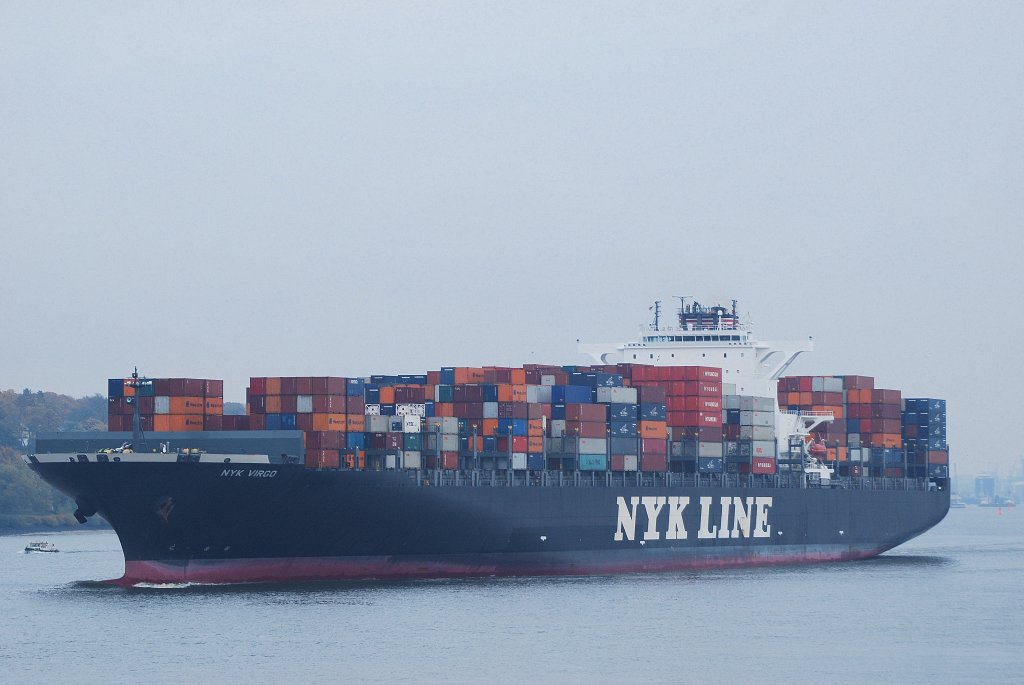 Die NYK Virgo IMO-Nummer:9312810 Flagge:Panama Lnge:338.0m Breite:46.0m beim auslaufen aus dem Hamburger Hafen.Aufgenommen vom Yachthafen Finkenwerder am 26.10.09