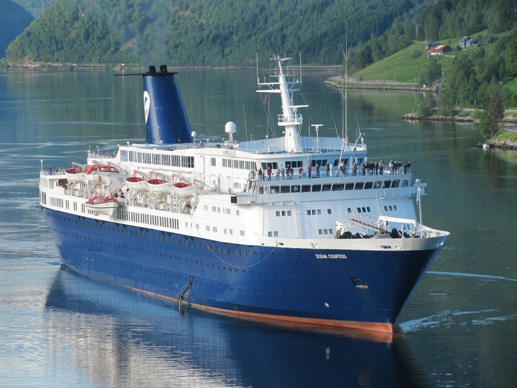 Die OCEAN COUNTESS am 10.06.12 bei der Einfahrt Ulvik (Norwegen)