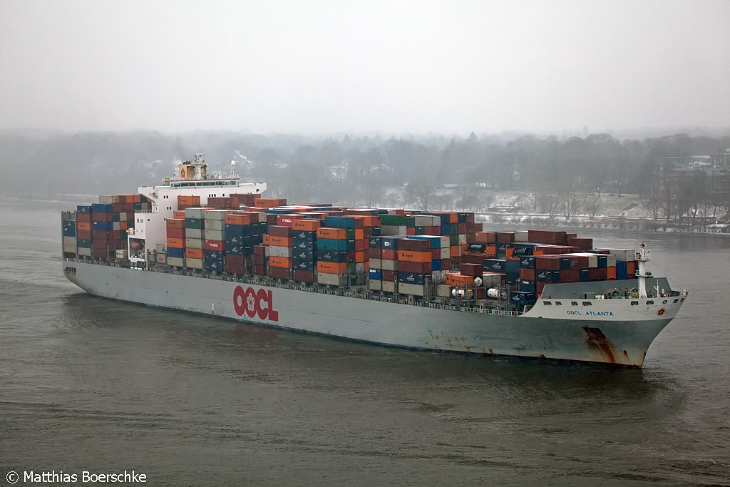 Die OOCL Atlanta beim Einlaufen aus dem Hamburger Hafen in Hamburg Finkenwerder am 18.12.09.