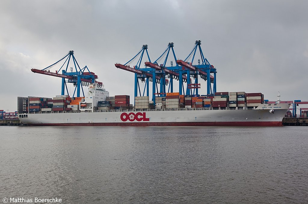 Die OOCL Los Angeles im Hamburger Hafen am 11.10.09.