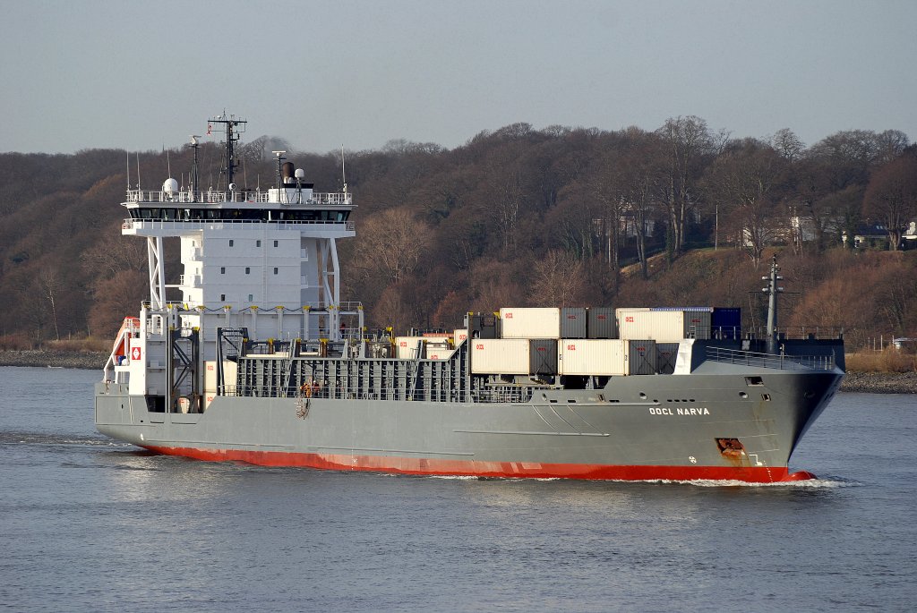 Die OOCL Narva IMO-Nummer:9315032 Flagge:Deutschland Lnge:134.0m 	Breite:22.0m beim einlaufen in Hamburg aufgenommen am 07.12.09 vom Yachthafen Finkenwerder.