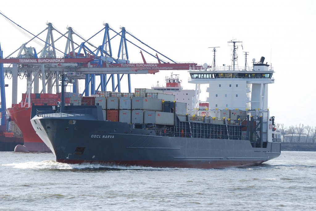 Die OOCL Narva IMO-Nummer:9315032 Flagge:Deutschland Lnge:134.0m Breite:22.0m Baujahr:2004 Bauwerft:Sietas Schiffswerft,Hamburg Deutschland luft am 22.03.10 den Hamburger Hafen an.