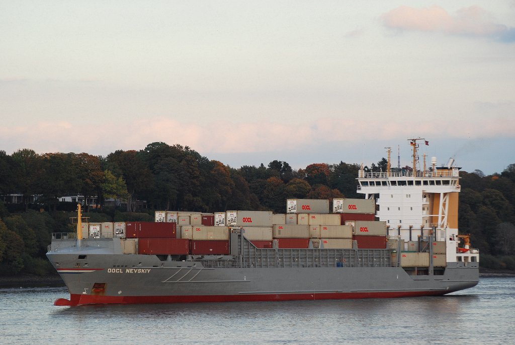 Die OOCL Nevskiy IMO-Nummer:9231834 Flagge:Antigua und Barbuda Lnge:133.0m Breite:22.0m Baujahr:2001 Bauwerft:Sietas Schiffswerft,Hamburg Deutschland auslaufend aus Hamburg passiert den Rschpark Finkenwerder am 17.10.10