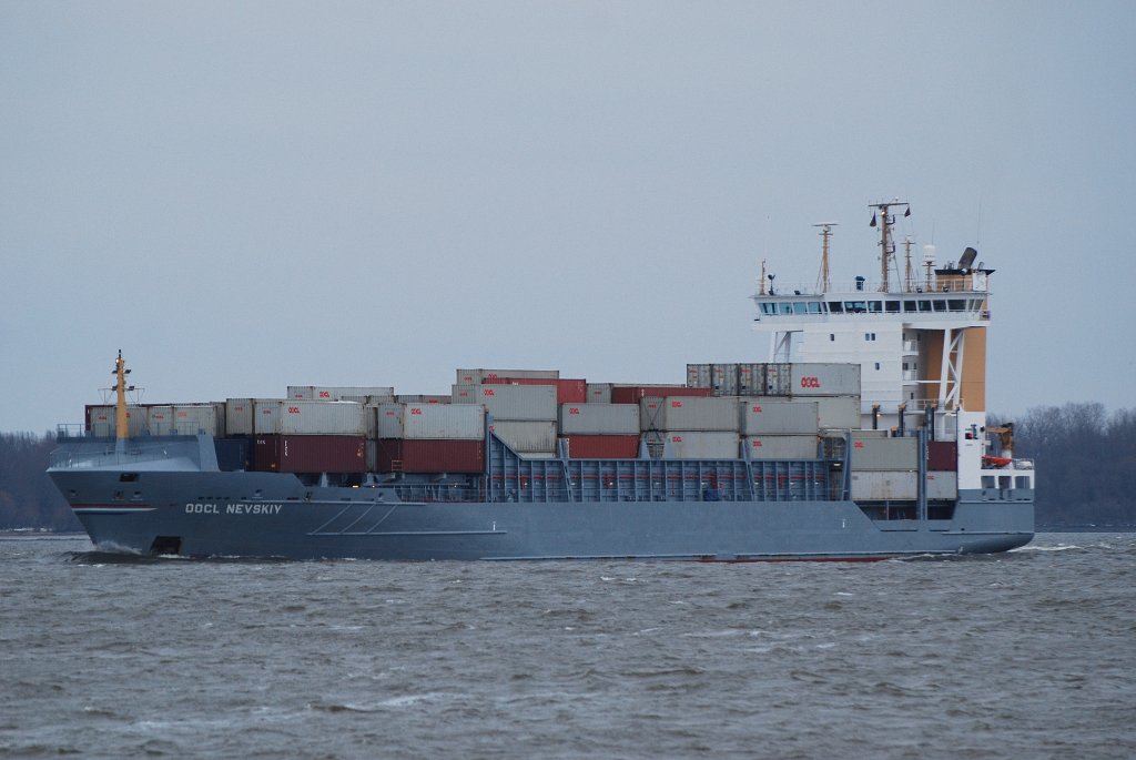 Die OOCL Nevskiy IMO-Nummer:9231834 Flagge:Antigua und Barbuda Lnge:133.0m Breite:22.0m Baujahr:2001 Bauwerft:Sietas Schiffswerft,Hamburg Deutschland aus Hamburg auslaufend aufgenommen am 19.02.11 bei Lhe.